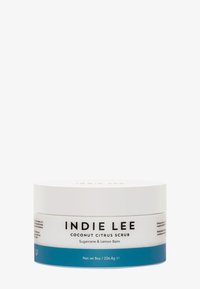 Scrub al cocco e citrus di Indie Lee in un contenitore bianco da 8 oz con un accento blu. Presenta testo nero e un coperchio bianco sigillato.
