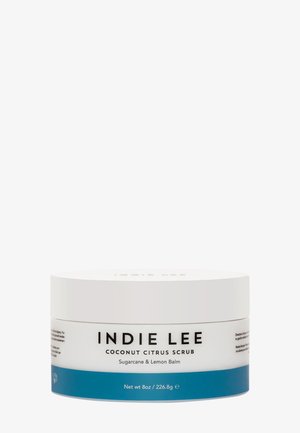 Scrub al cocco e citrus di Indie Lee in un contenitore bianco da 8 oz con un accento blu. Presenta testo nero e un coperchio bianco sigillato.