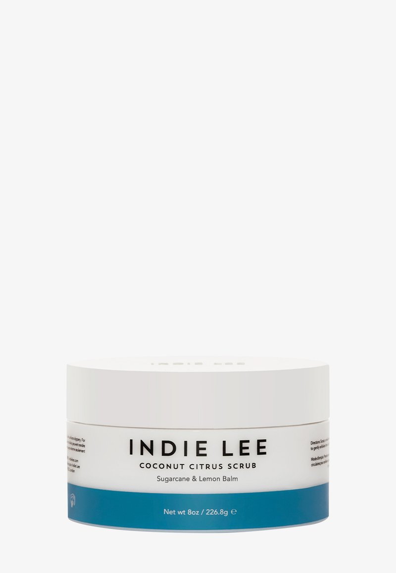 Scrub al cocco e citrus di Indie Lee in un contenitore bianco da 8 oz con un accento blu. Presenta testo nero e un coperchio bianco sigillato.