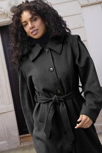 Svart ullkappa med bälte, stor uppvikbar krage, knappar framtill och två sidofickor. Mjuk textur och avspänd passform med skräddarsydd silhuett.