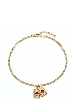 Gullkjedearmbånd med to spillekortanheng som viser ess av spar og ess av kløver, på hvit bakgrunn.