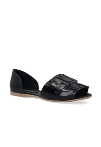 Černé syntetické boty na slip-on s otevřenou špičkou a plochou podrážkou. Mají texturovaný, vrstvený přední design a nízký zadní střih.