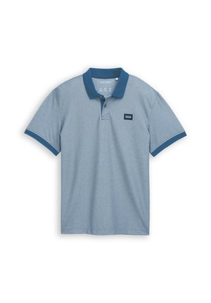 Gai zils polo krekls ar vienkrāsainu tumši zilu apkakli, īsām piedurknēm un mazu auduma etiķeti uz krūtīm, izgatavots no teksturēta kokvilnas materiāla.