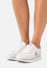 Calvin Klein Jeans RETRO RUNNER - Tenisky - bright white