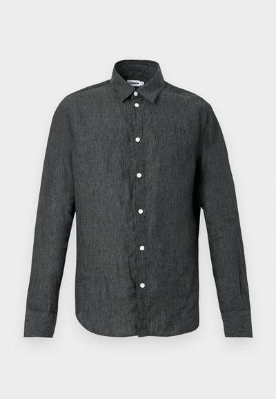 Σκούρο γκρι πουκάμισο με μακριά μανίκια, κουμπιά και μυτερό γιακά, τοποθετημένο σε ανοιχτό γκρι φόντο.