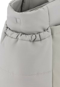 Borsa puffer grigia chiara con cima arricciata, realizzata in tessuto morbido. Presenta cuciture visibili e una leggera lucentezza, che mette in risalto morbidezza e texture.