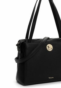 Borsa a spalla in pelle nera con finitura testurizzata, dotata di doppi manici superiori, una tracolla removibile e un accento a logo circolare in tonalità oro.