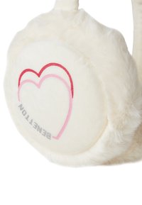 Cuffie in pelliccia sintetica di colore bianco con design di cuori ricamati in rosso e rosa. Presentano una forma morbida e arrotondata e una fascia in tessuto comoda.