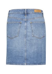 Jeans krilo, svetlo modro, srednje dolžine, ima dve zadnji žepki, podrobnosti pri šivanju in rjavo usnjeno oznako blagovne znamke na pasu.