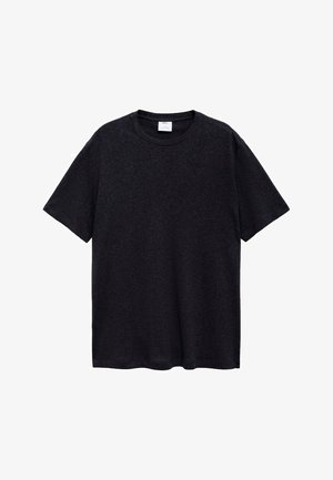 Čierne tričko s krátkym rukávom vyrobené z mäkkej látky. Má okrúhly výstrih a voľný strih, bez viditeľných vzorov alebo akcentov.