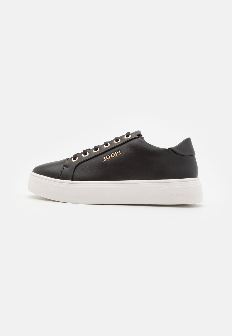 Sneaker in pelle nera con una spessa suola bianca, dotati di occhielli dorati e logo impresso sul lato e sul retro.