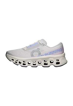 Lichtgrijze hardloopschoen met witte veters, geperforeerde zool voor demping en "ON RUNNING" tekst aan de zijkant in blauw.