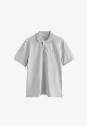 Svetlo siva polo majica iz mehkega materiala, z razporkom na tri gumbi in majhnim logotipom na prsih. Kratki rokavi z bočnimi razpokami.
