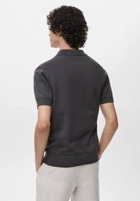 Cămașă polo cu mânecă scurtă, de culoare antracit, cu guler și manșete ribbed, având o textură tricotată fină și un design ajustat.