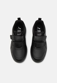 Chaussures de sport noires avec tige en cuir synthétique, doubles sangles Velcro, col rembourré et semelle en caoutchouc texturé pour une meilleure adhérence.