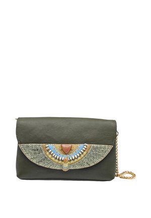 Pochette en cuir vert foncé agrémentée d'une décoration semi-circulaire multicolore en perles et d'une bandoulière chaîne dorée sur fond blanc.