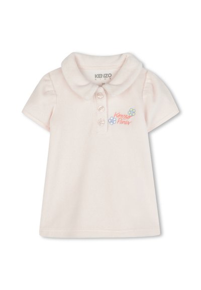 Polo rose clair en tissu doux, avec un col, des manches courtes bouffantes, une fermeture à boutons et une broderie florale avec "Kenzo Paris".