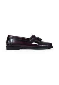 Mocasines de cuero marrón con borlas, con un acabado brillante, punta redonda, detalles de costura y una suela baja de goma negra.