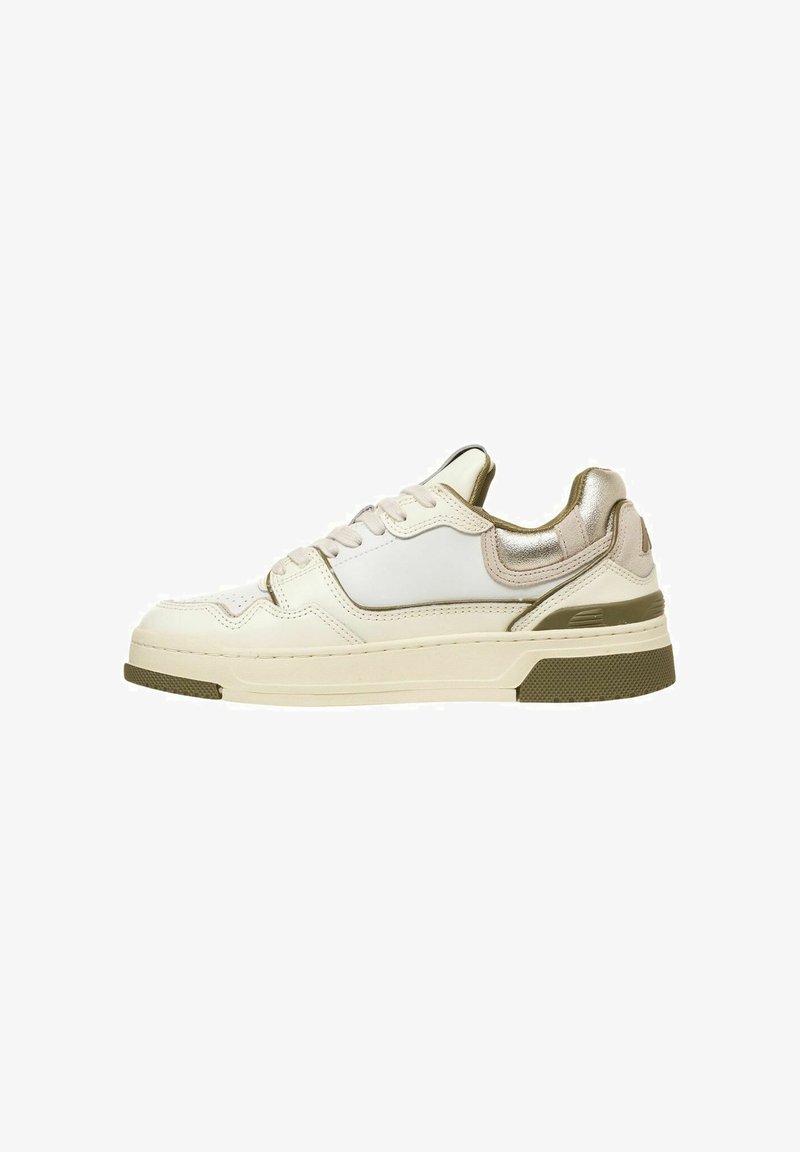 Sneaker con tomaia in pelle bianca, accenti beige a contrasto, pannelli laterali testurizzati e suola in gomma con battistrada verde.