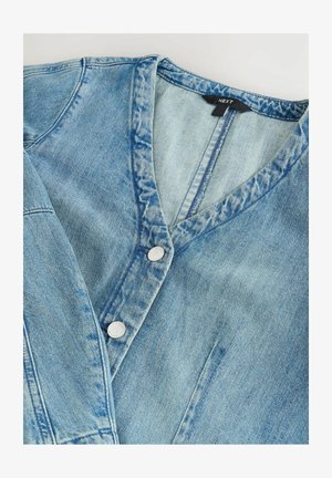 Heledad sinise denimi rõivas v-kaelusega ja hõbedaste nuppudega, tutvustades juhuslikku disaini ja tekstuurset kangast lähivaatluses.