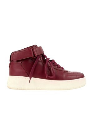 Baskets montantes en cuir bordeaux avec lacets et une bande Velcro, avec une semelle épaisse en caoutchouc blanc.