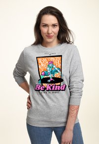 Felpa grigia con un design grafico che presenta un personaggio colorato in una posa dinamica, con la scritta "Sii Gentile" e "La Vita è Breve".