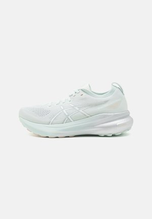 Zapatilla de running verde claro con parte superior de malla, diseño texturizado y suela acolchada. Cuenta con acentos reflectantes y una lengüeta para facilitar su uso.
