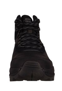 Czarny but trekkingowy z fakturowaną cholewką, wyposażony w odblaskowe sznurowadła i wytrzymałą gumową podeszwę. Maksymalna amortyzacja i konstrukcja zapewniająca wsparcie.