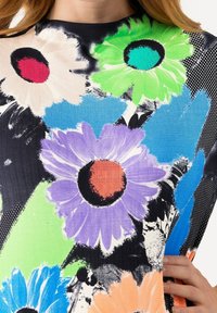 Kurzarmoberteil mit schwarzem Hintergrund und übergroßen, bunten Blumenmustern in Lila, Grün, Blau, Orange und Weiß.