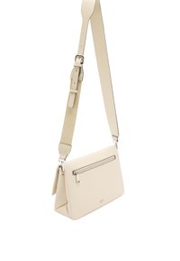 Kremowa skórzana torebka crossbody o strukturalnym wykończeniu, z przednią kieszenią na zamek i regulowanym paskiem. Posiada srebrnosrebrne okucia.