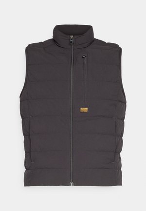 Gilet imbottito nero con colletto alto, dotato di una zip frontale e di una piccola tasca sul petto. Il materiale è liscio con una texture trapuntata.