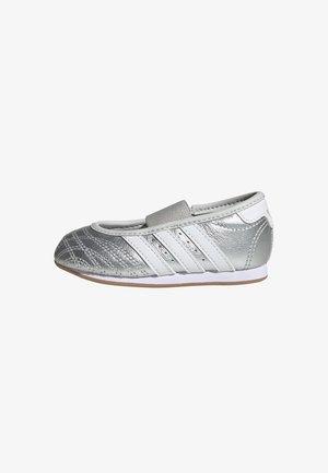 Srebrno-biały bucik typu slip-on dla malucha z trzema białymi paskami i elastyczną taśmą na górze, płaską podeszwą i przeszyciami.
