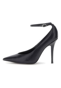 Escarpins noirs en cuir, à talons aiguilles, avec un bout pointu et une sangle à la cheville, présentant une texture lisse et un design de talon stiletto fin.