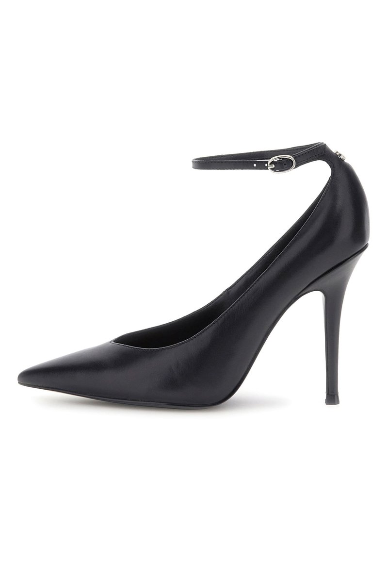 Escarpins noirs en cuir, à talons aiguilles, avec un bout pointu et une sangle à la cheville, présentant une texture lisse et un design de talon stiletto fin.