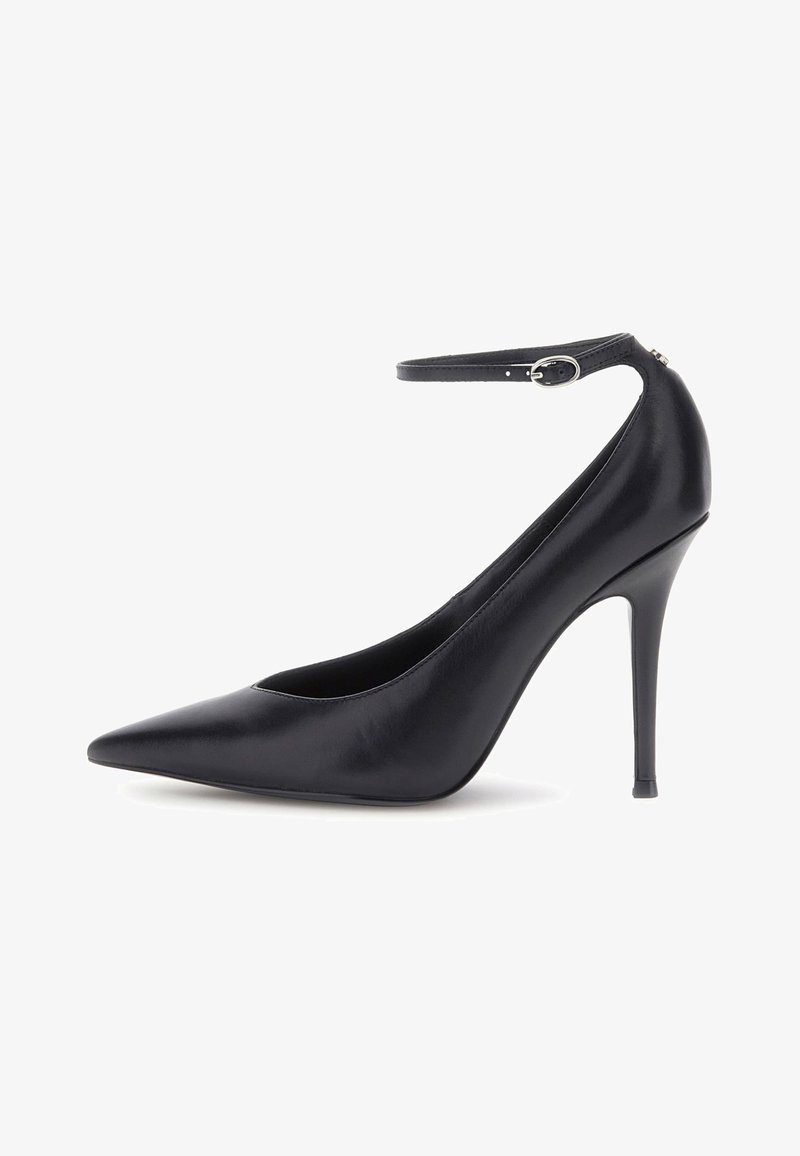Černá kožená lodička na vysokém podpatku s špičatou špičkou a kotníkovým páskem, s hladkým povrchem a tenkým stiletto podpatkem.