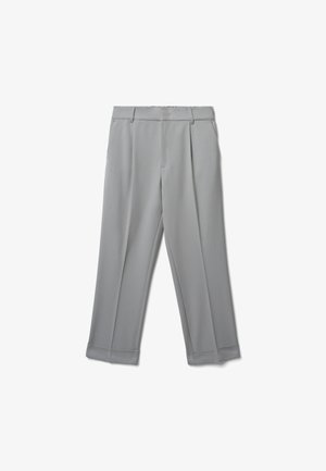 Pantaloni grigi chiari, con un taglio dritto e una gamba ampia. Presentano tasche laterali e un tessuto liscio e resistente alle pieghe.