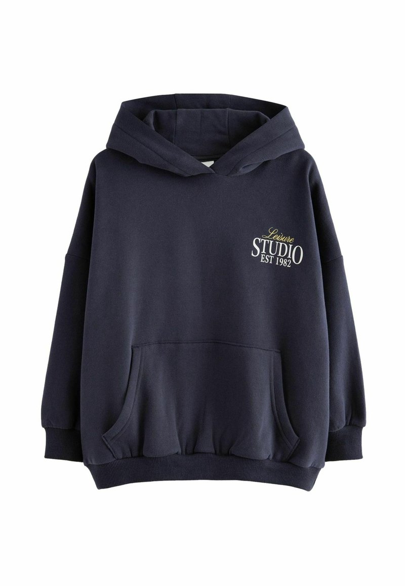 Sweat à capuche bleu marine avec poche avant et texte blanc "Leisure Studio EST 1982" sur la poitrine gauche, poignets et ourlet côtelés.