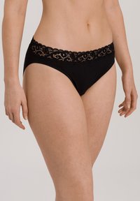 Bikini de algodón negro con una cinturilla de encaje floral. La tela es suave, presenta un corte clásico y una textura blanda con acentos de encaje decorativos.