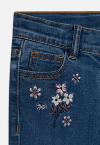 Hust & Claire TROUSERS - Flared-farkut - denim