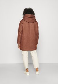 ONLY Carmakoma CARSEDONA - Casaco curto - chocolate fondant