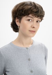 Hellgrauer Cardigan mit rundem Halsausschnitt, geripptem Saum und fünf Knopfverschluss. Weiche Textur und taillierte Passform.