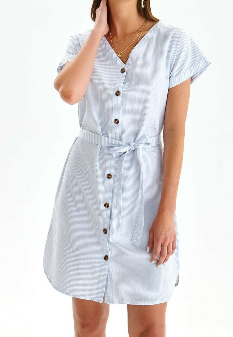 Abito a righe blu e bianche con maniche corte, scollatura a V, bottoni frontali e una cintura annodata in vita. Tessuto in cotone, vestibilità casual.