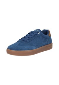 Sneaker blu in suede con punta arrotondata, texture a motivo, chiusura con lacci abbinati e suola in gomma marrone con branding discreto.