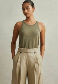 Reiss LEILA FRONT PLEAT - Hlače - light khaki