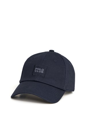 Cappellino da baseball blu scuro con visiera curva e una toppa quadrata sul davanti con la scritta "POLO CLUB" in lettere scure abbinate.