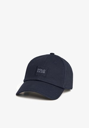 Cappellino da baseball blu scuro con visiera curva e una toppa quadrata sul davanti con la scritta "POLO CLUB" in lettere scure abbinate.
