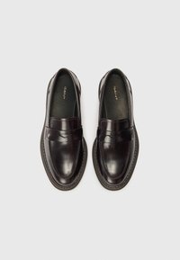 Mørk burgunder lær loafers med en glat finish, akkompagneret af kontrasterende syninger og et slip-on design for nem påføring.