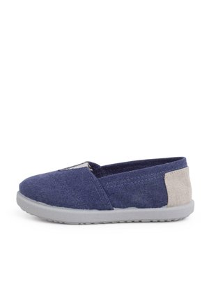 Modré plátené topánky na slip-on s šedou gumovou podrážkou, ktoré majú svetlý textilný akcent na päte a šité detaily pozdĺž švov.