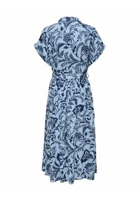 Robe bleu clair arrivant aux genoux avec des motifs floraux et de feuilles bleu foncé, manches courtes, col, et ceinture en tissu assorti à la taille.
