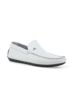 Mocassino slip-on in pelle bianca con dettagli cuciti e suola in gomma nera, mostrato su sfondo bianco.